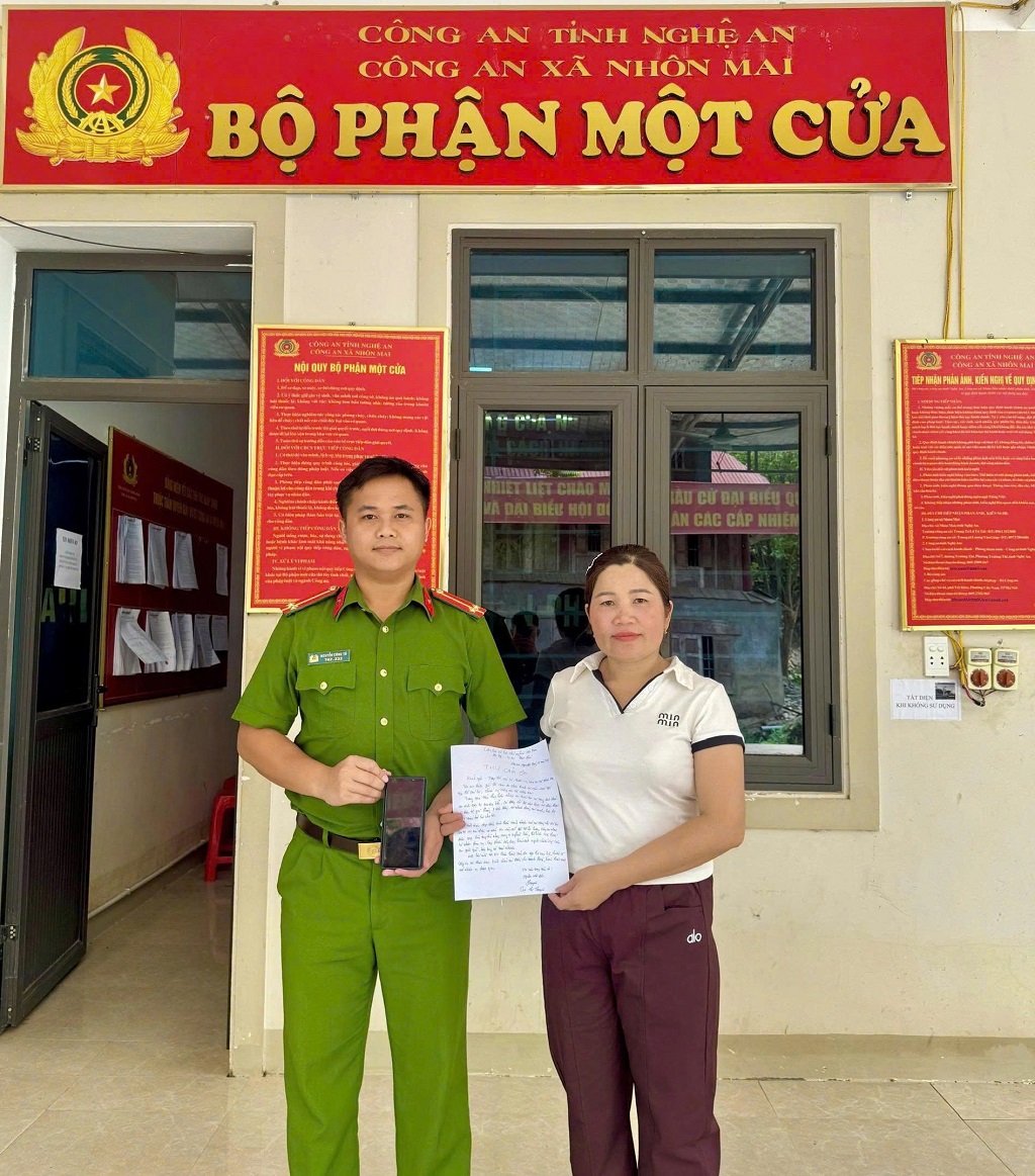 Công an xã Nhôn Mai nhặt được của rơi trả người đánh mất