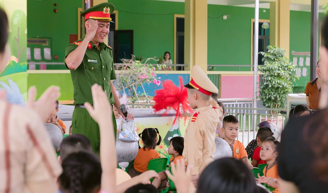 Tại chương trình, trẻ được hướng dẫn kỹ năng tham gia giao thông an toàn