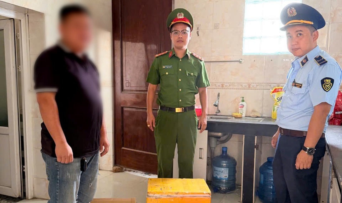 Công an xã Hưng Nguyên phối hợp kiểm tra, đảm bảo an toàn hàng hóa