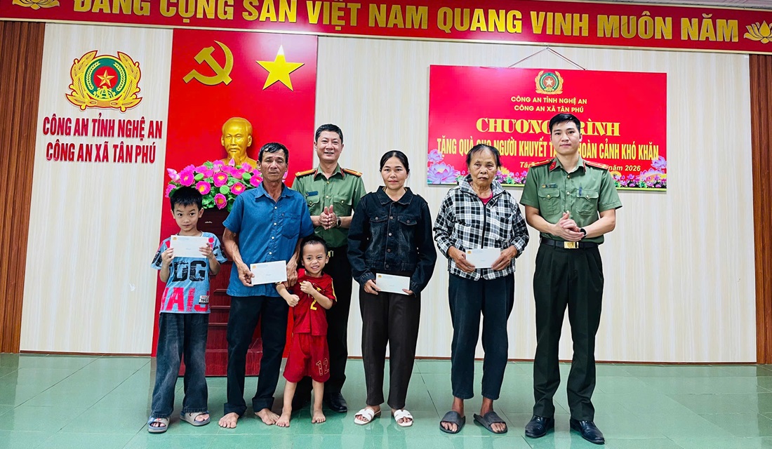 Công an xã Tân Phú thăm hỏi, tặng quà người khuyết tật có hoàn cảnh khó khăn