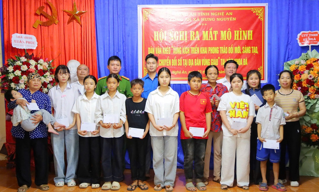 Công an xã Hưng Nguyên trao quà tặng trẻ em có hoàn cảnh khó khăn