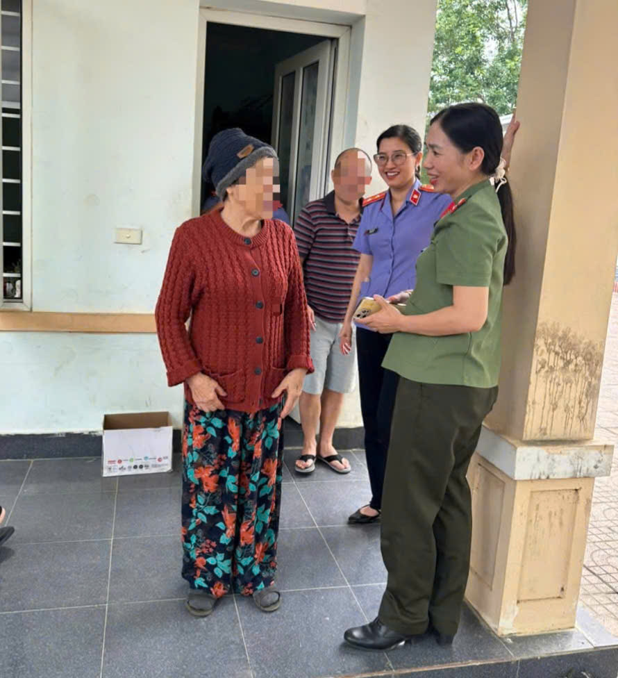 Công an phường Thái Hòa hỗ trợ, giúp đỡ cụ bà đi lạc trở về với gia đình