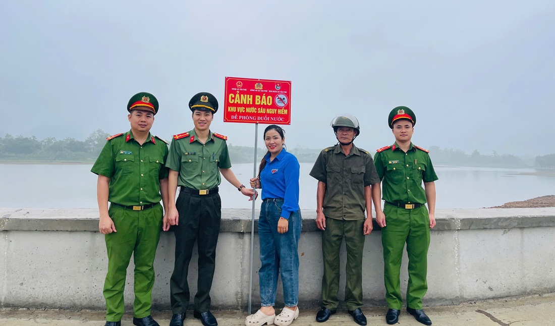 Công an xã Tân Phú lắp đặt biển cảnh báo đuối nước