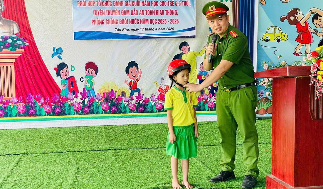 Công an xã Tân Phú tuyên truyền pháp luật tại trường học