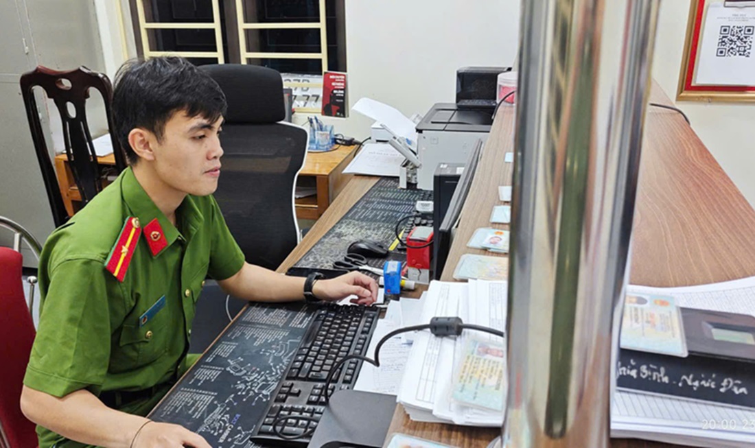 Công an xã Nghĩa Lộc cấp căn cước và tài khoản định danh điện tử mức độ 2 cho công dân từ 6 đến 14 tuổi