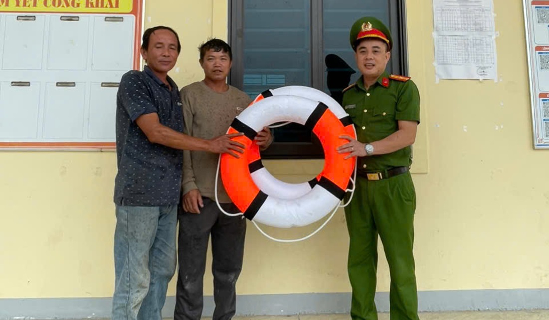 Công an xã Phúc Lộc trao tặng áo phao và phao cứu sinh cho người dân