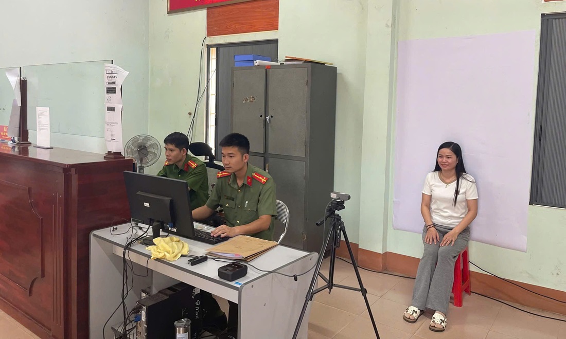 Công an xã Nghĩa Khánh cấp căn cước và tài khoản định danh điện tử cho công dân từ 6 đến 14 tuổi