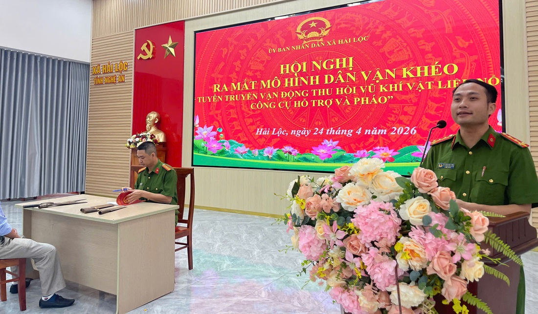 Công an xã thông tin về những nguy cơ, tác hại của việc tàng trữ, sử dụng trái phép vũ khí, vật liệu nổ, công cụ hỗ trợ và pháo