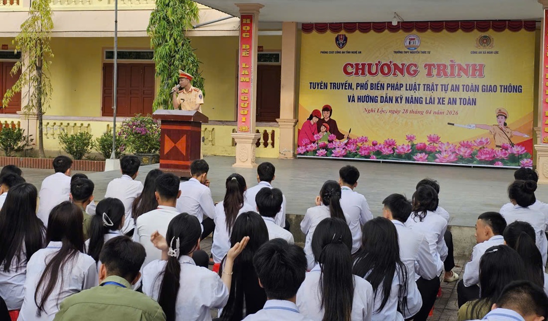 Công an xã Nghi Lộc tuyên truyền pháp luật về an toàn giao thông và hướng dẫn kỹ năng lái xe an toàn