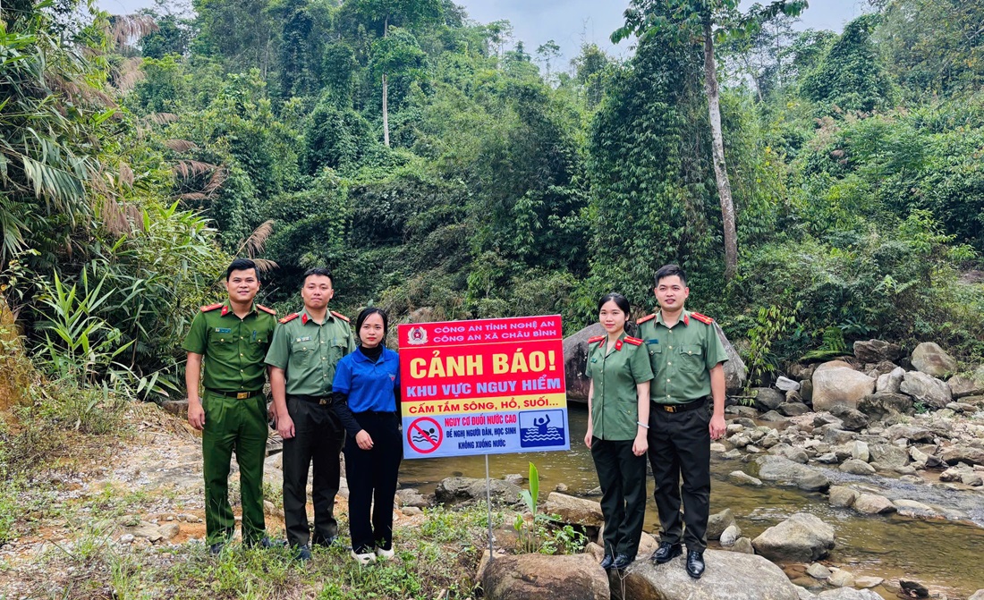 Công an xã Châu Bình lắp đặt biển cảnh báo đuối nước