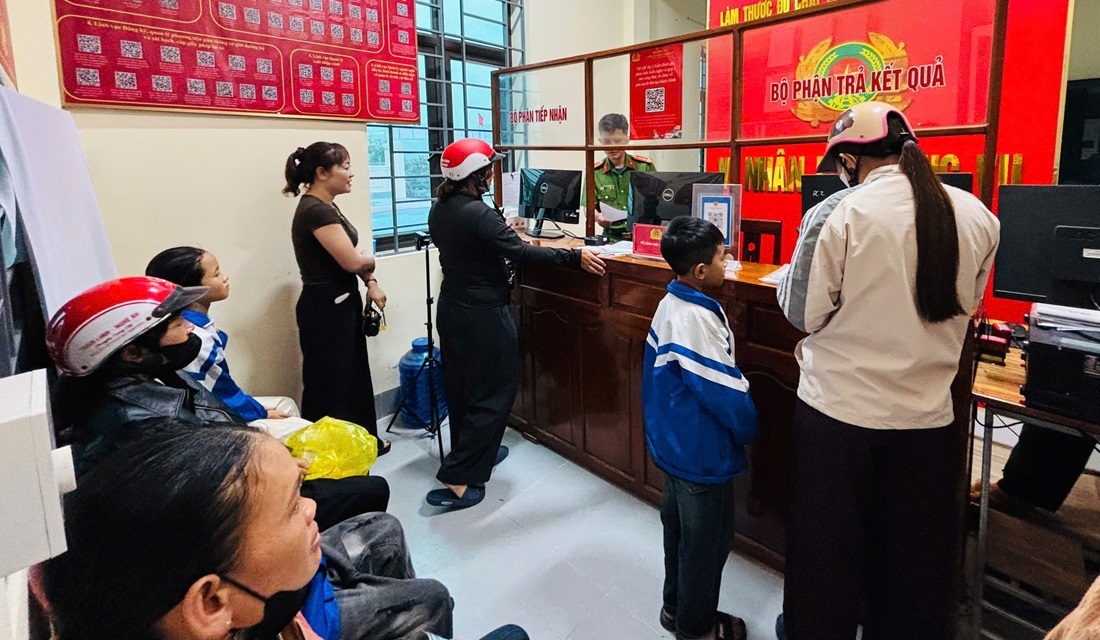 Công an xã Châu Bình làm thêm giờ tuyên truyền, hướng dẫn người dân sử dụng ứng dụng VNeID