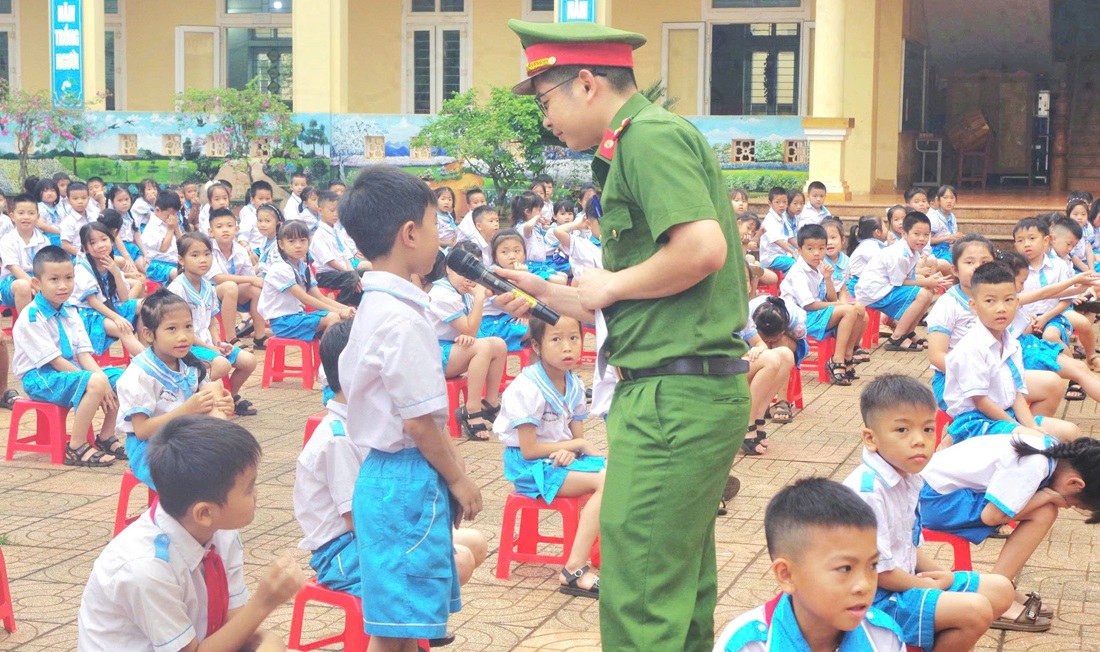 Công an xã Nghĩa Hưng tuyên truyền phòng, chống đuối nước