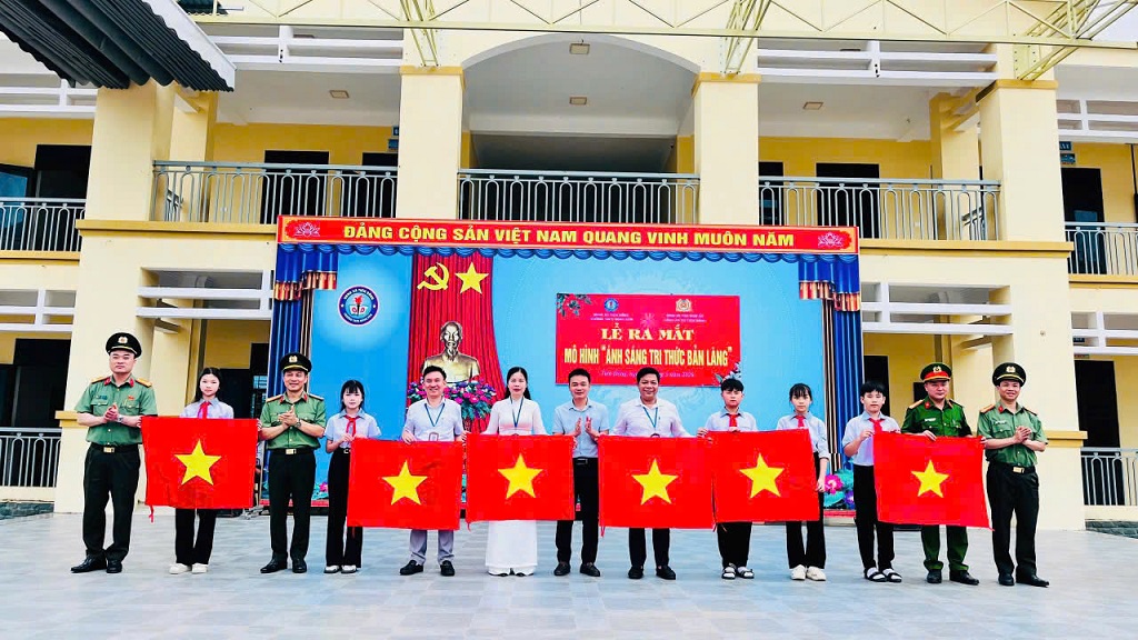Trao lá cờ Tổ quốc tặng học sinh