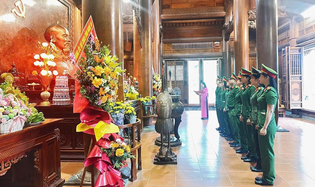Công an xã Lam Thành dâng hoa, dâng hương tại địa chỉ đỏ