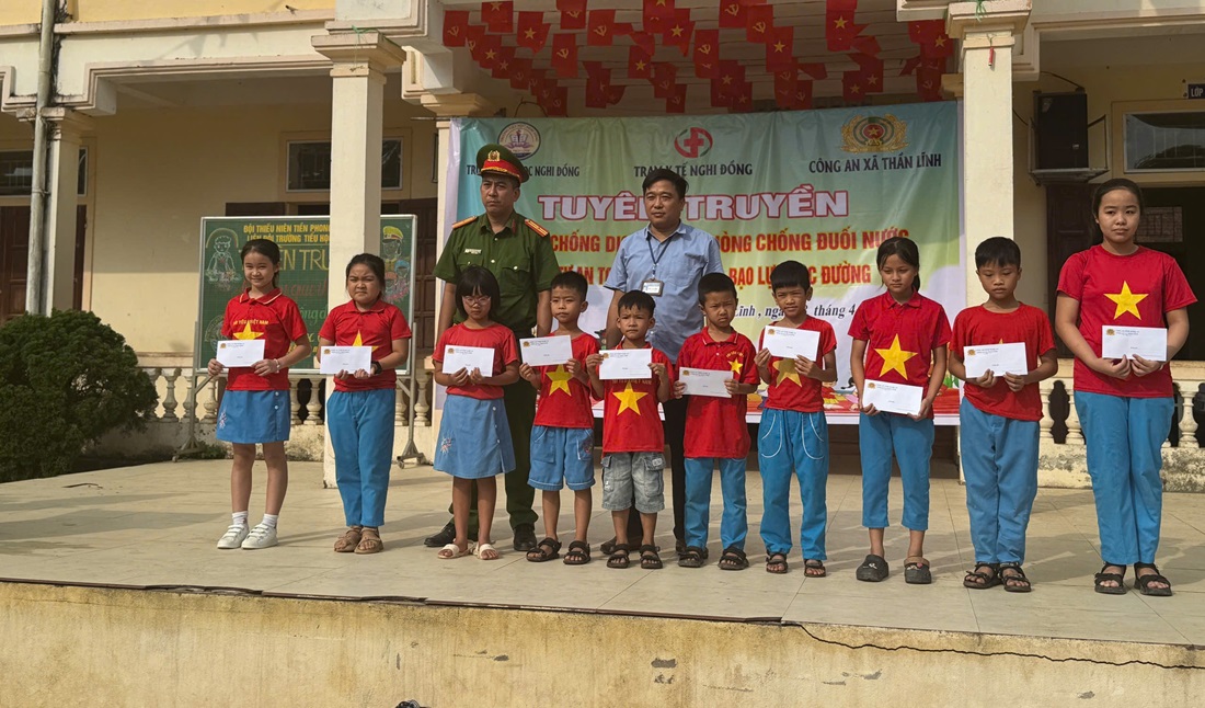 Công an xã Thần Lĩnh tuyên truyền pháp luật tại trường học