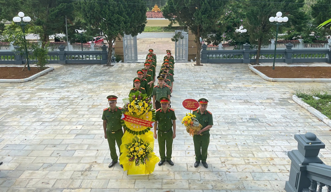 Công an xã Quỳ Châu dâng hoa, dâng hương tưởng nhớ anh hùng liệt sĩ