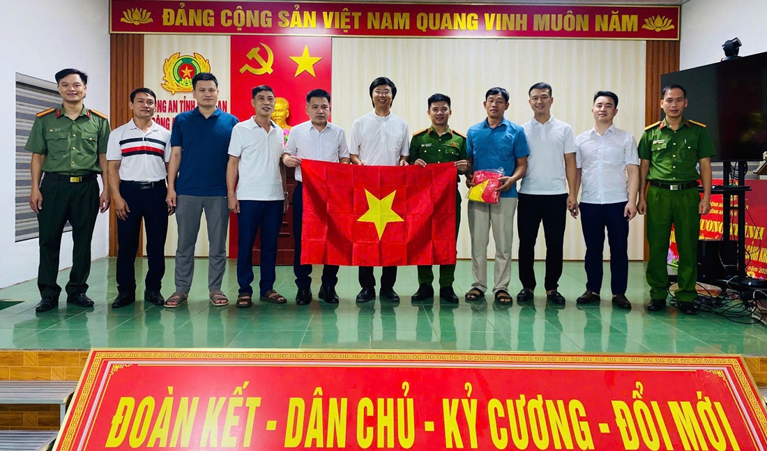 Công an xã Tân Phú trao tặng cờ Tổ quốc và giao lưu thể thao