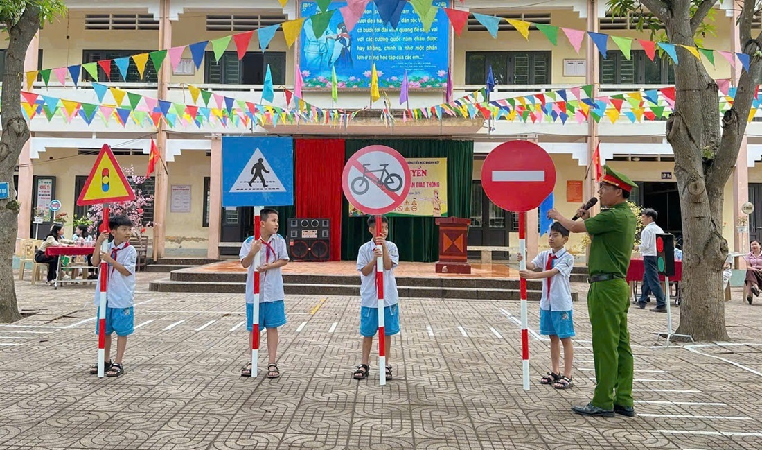 Công an xã Đông Lộc tuyên truyền pháp luật tại trường học
