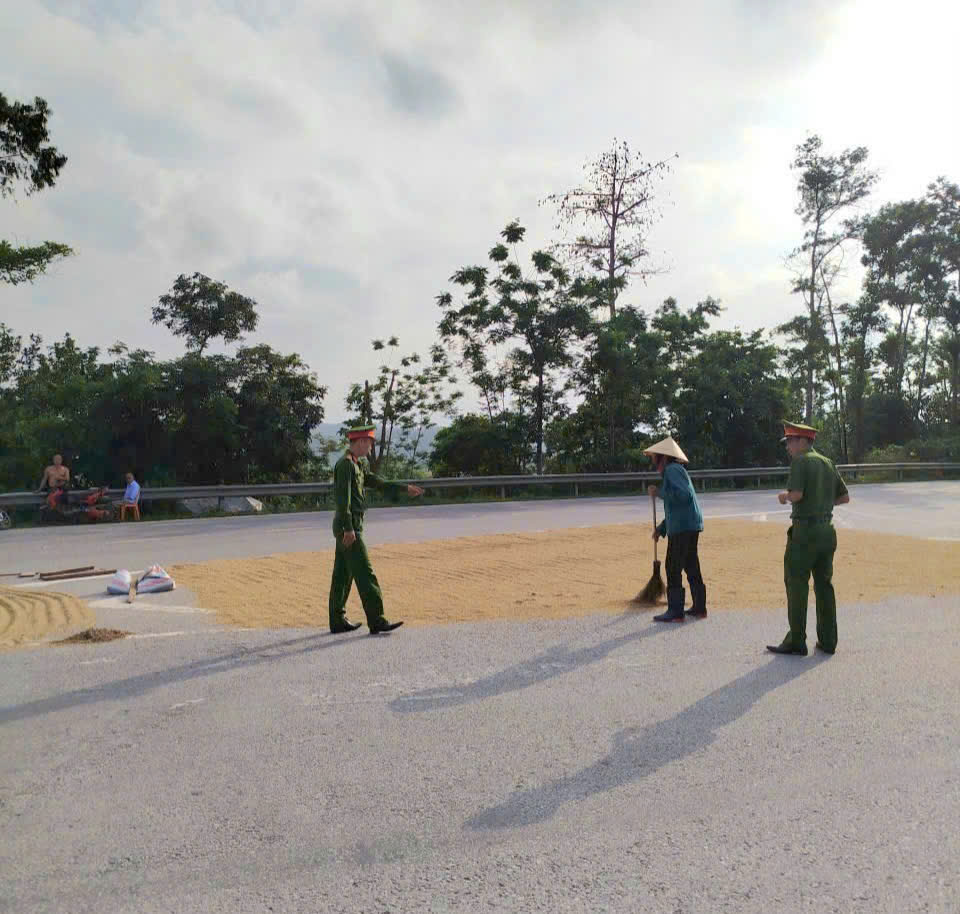 Công an xã Vạn An tuyên truyền nhắc nhở người dân không phơi nông sản trên đường giao thông