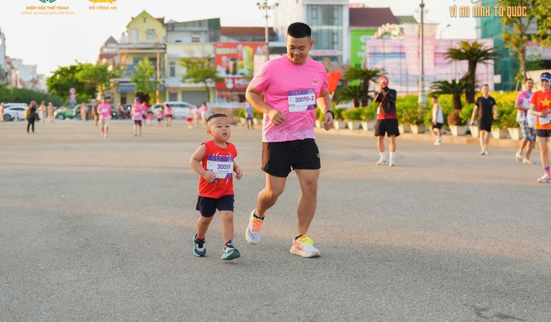 Giải chạy “Hành trình theo chân Bác - Vì an ninh Tổ quốc” năm 2026 thu hút hàng ngàn vận động viên tham gia tranh tài