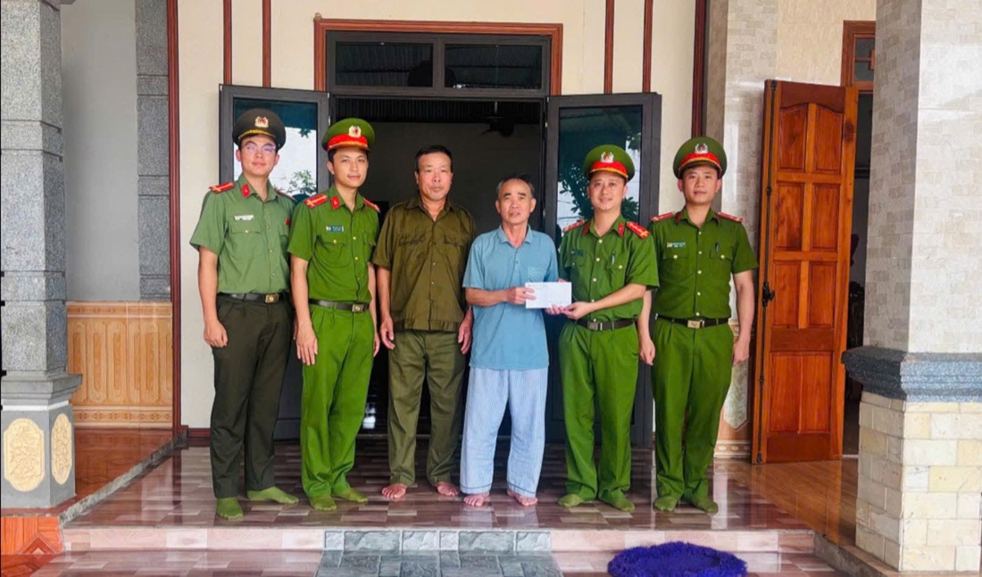 Công an xã Nghĩa Khánh thăm hỏi, tặng quà tri ân cựu chiến binh