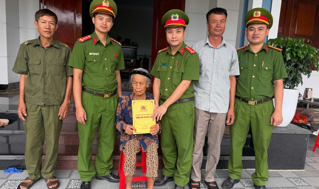 Công an xã Hải Lộc thăm, tặng quà gia đình mẹ Việt Nam anh hùng, gia đình chính sách, người có công với cách mạng