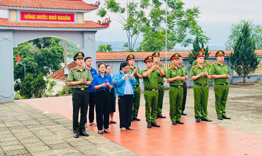 Công an xã Tân Phú dọn dẹp vệ sinh và thắp hương tri ân tại Đài tưởng niệm liệt sĩ xã