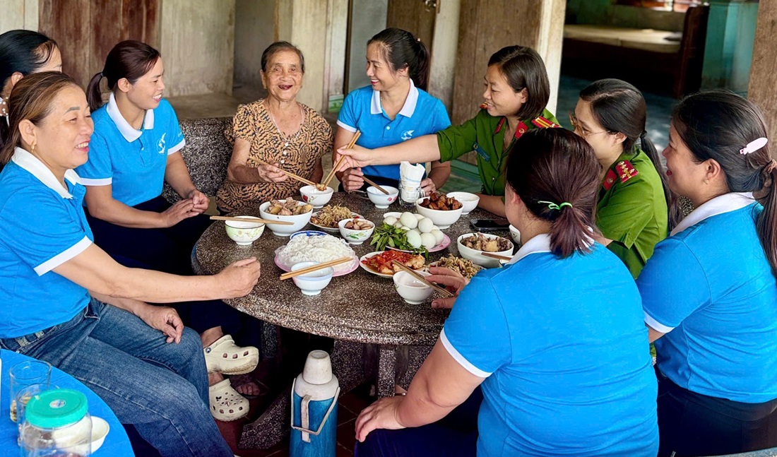 Công an xã Thần Lĩnh trao quà tặng gia đình liệt sỹ