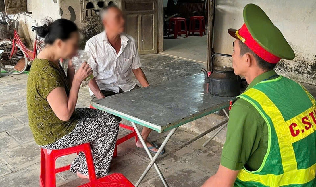 Công an xã Tân Kỳ bàn giao người dân đi lạc về với gia đình