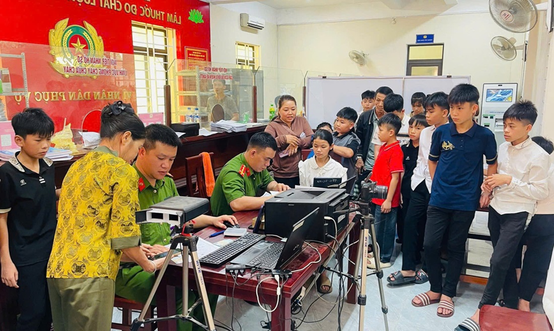 Công an xã Quỳ Châu tăng cường cấp định danh điện tử mức độ 2 cho công dân