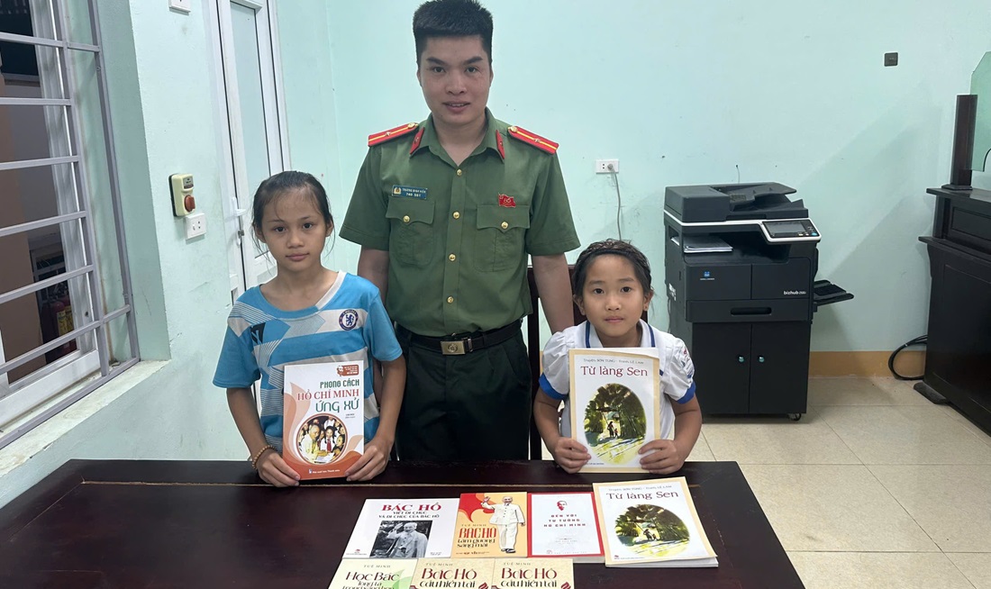 Công an xã Nghĩa Hưng cấp căn cước và tài khoản định danh điện tử mức độ 2 cho công dân từ 6 đến 14 tuổi