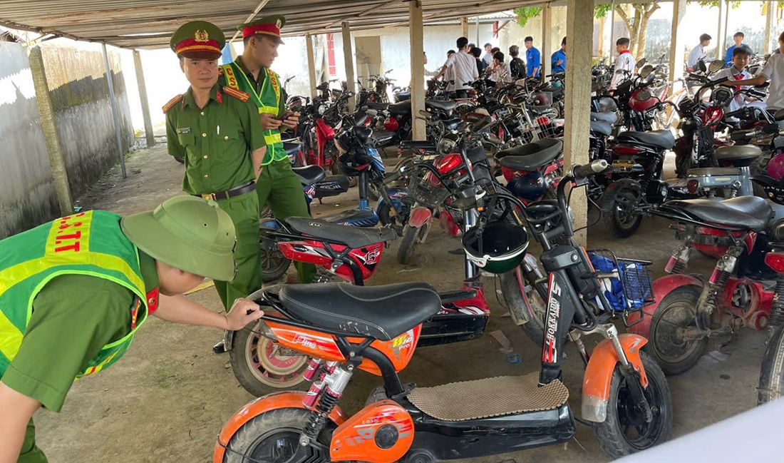 Công an xã Nghĩa Hành tuyên truyền pháp luật về an toàn giao thông