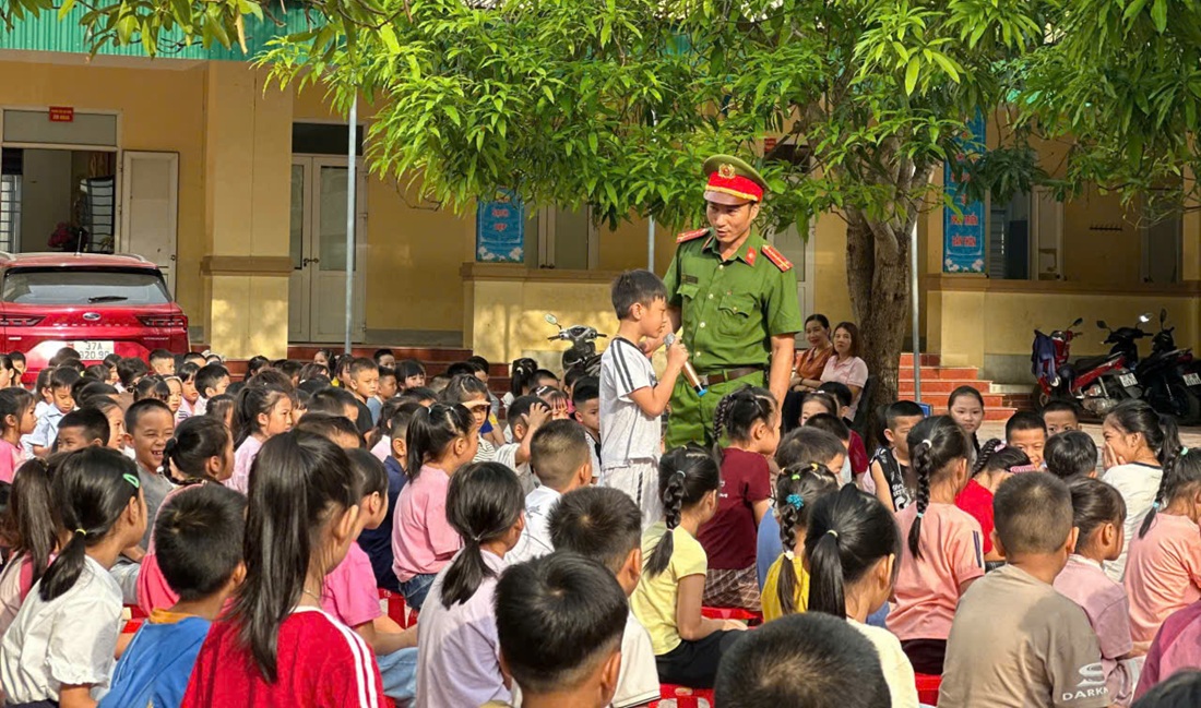 Công an xã Hưng Nguyên tuyên truyền về an ninh học đường và phòng chống đuối nước
