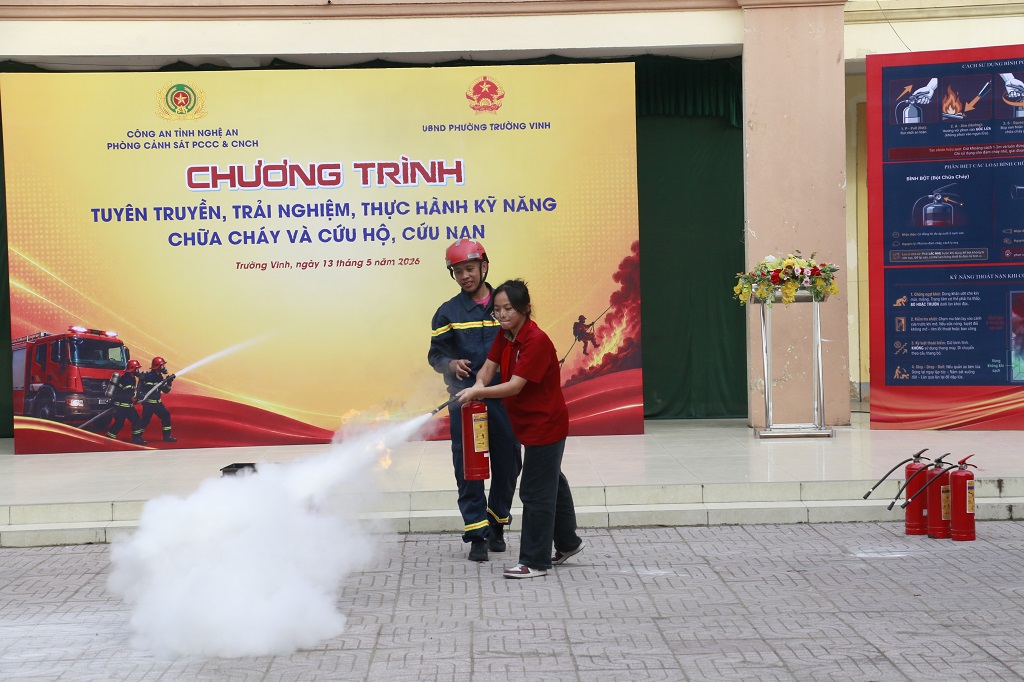 Sau buổi lễ ra mắt, Phòng Cảnh sát PCCC & CNCH Công an tỉnh và Công an phường Trường Vinh tổ chức tuyên truyền và trải nghiệm, thực hành kỹ năng PCCC & CNCH 