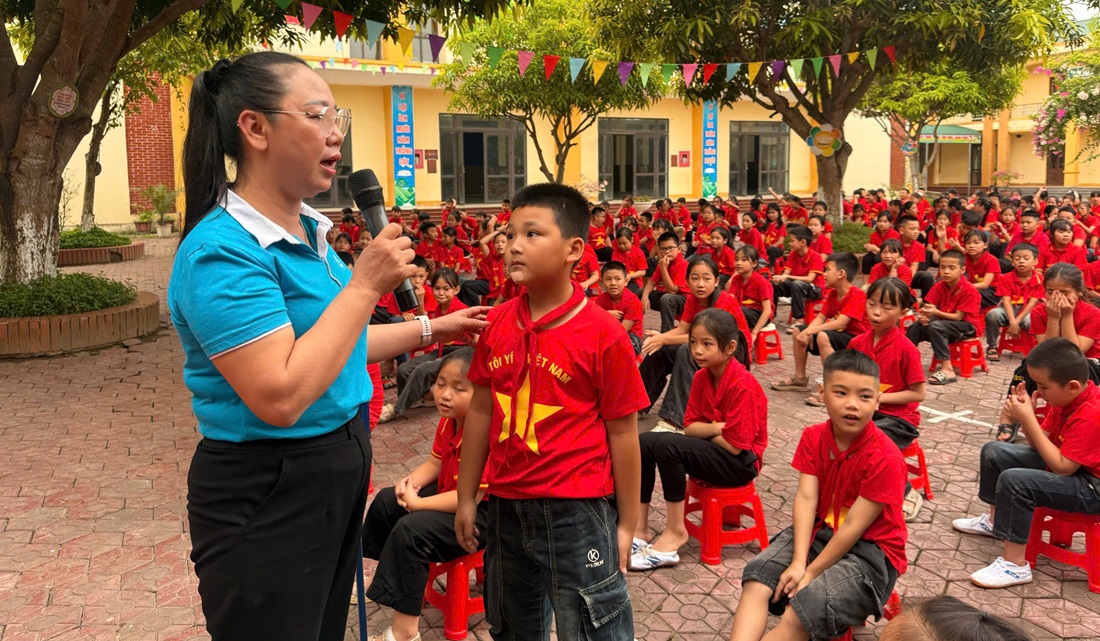Công an xã Hưng Nguyên Nam tuyên truyền phổ biến pháp luật và kỹ năng sống cho học sinh