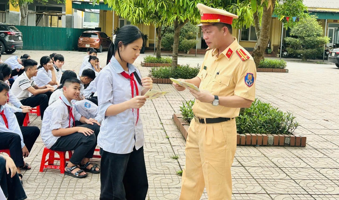 Công an xã Hưng Nguyên Nam tuyên truyền pháp luật về an toàn giao thông và tặng mũ bảo hiểm cho học sinh