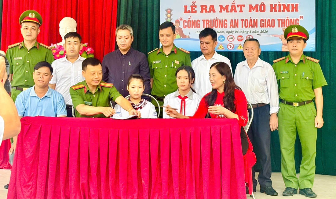 Công an xã Hưng Nguyên Nam ra mắt mô hình cổng trường an toàn giao thông