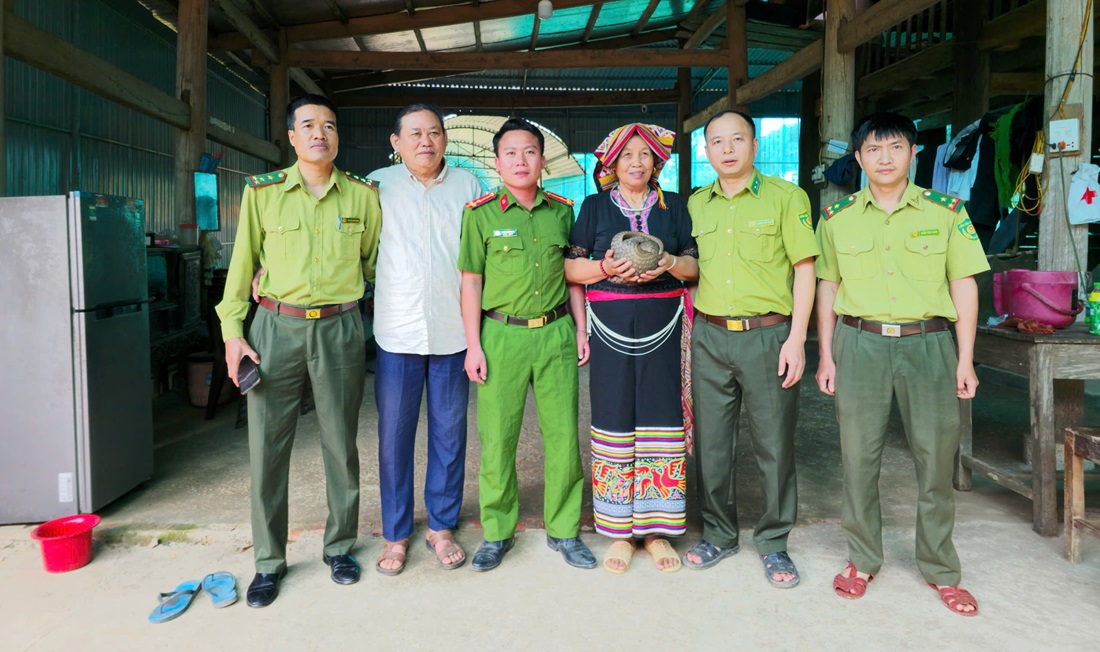 Công an xã Hùng Chân tiếp nhận cá thể tê tê quý hiếm do người dân giao nộp