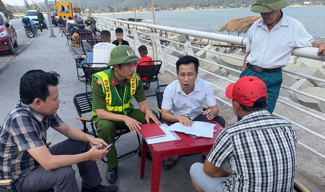 Công an xã Hải Lộc tổ chức cho các hộ vi phạm hành lang an toàn giao thông ký cam kết không tái phạm