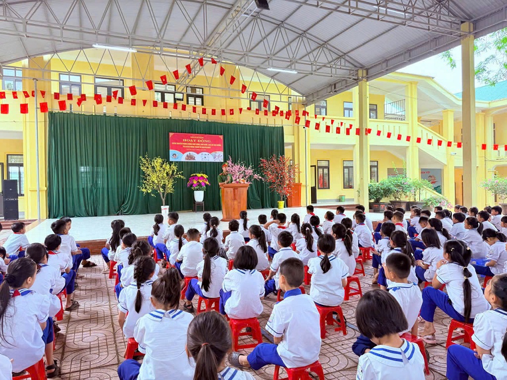 Công an xã Nam Đàn tuyên truyền, phổ biến pháp luật trong nhà trường