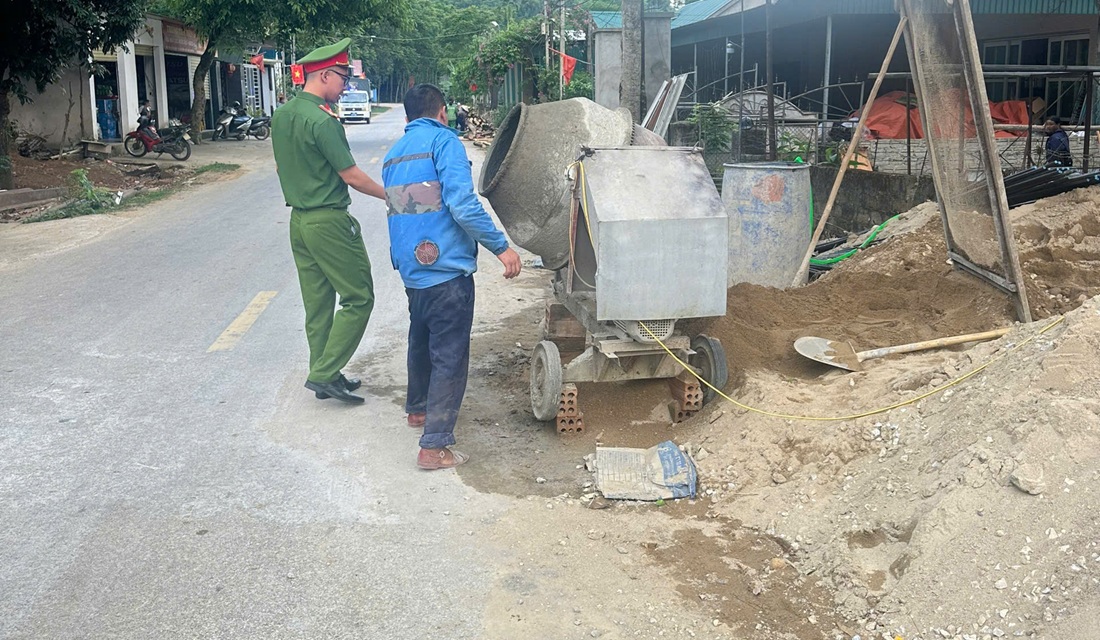 Công an xã Châu Tiến giải tỏa hành lang an toàn giao thông