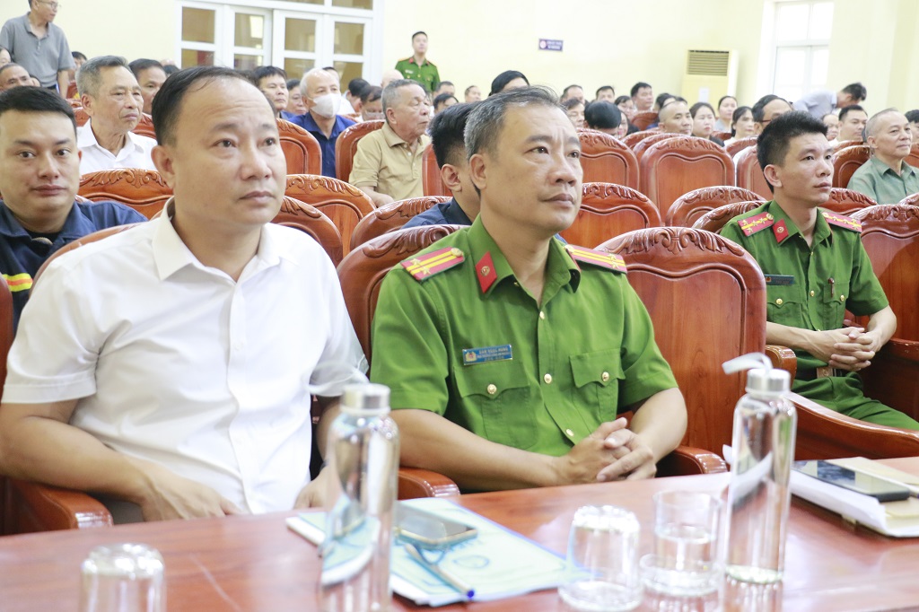 Đại biểu dự Lễ công bố và ra mắt Trung tâm học tập cộng đồng, lồng ghép về PCCC & CNCH	 