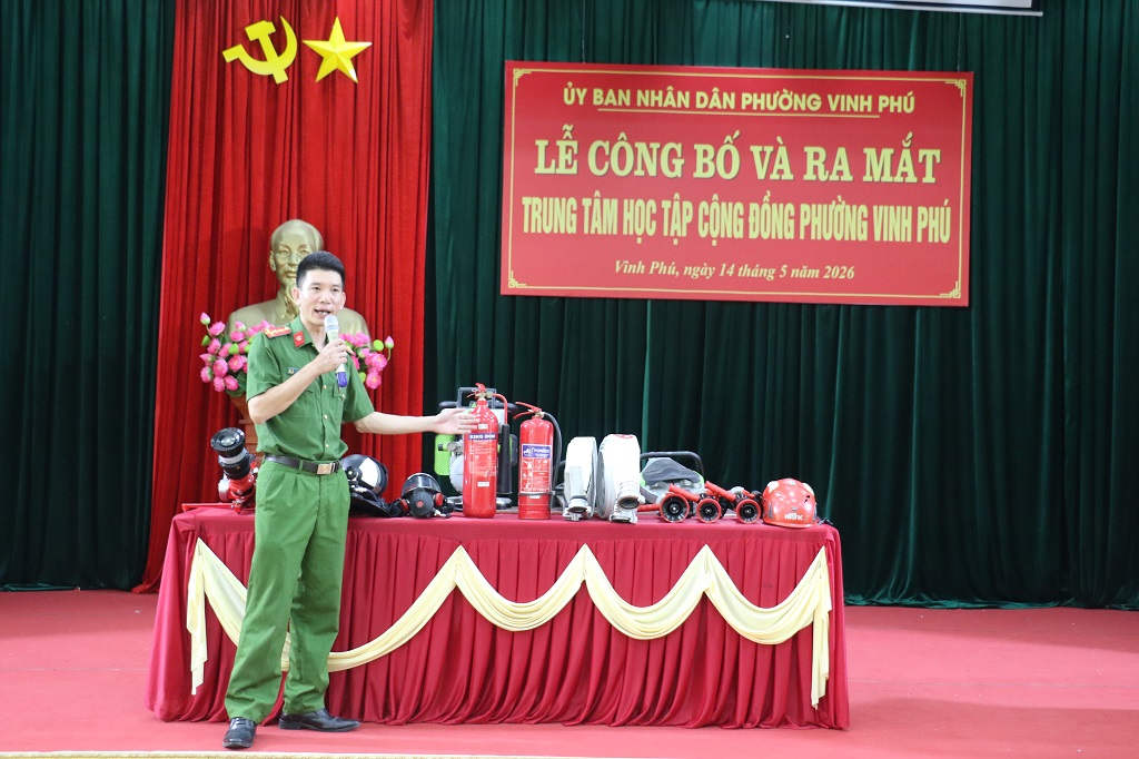 Phòng Cảnh sát PCCC & CNCH Công an tỉnh và Công an phường Vinh Phú phổ biến những kiến thức cơ bản về phòng cháy, chữa cháy; hướng dẫn biện pháp phòng ngừa cháy, nổ