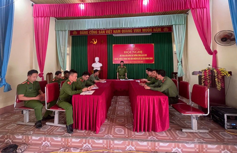 Đối thoại giữa Trưởng Công an xã với cán bộ, chiến sĩ về thực hiện nhiệm vụ CCHC