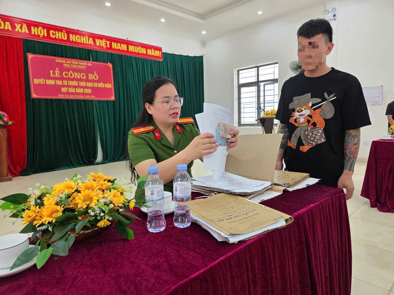 Trao quyết định, tiền tàu xe và chứng chỉ nghề cho phạm nhân