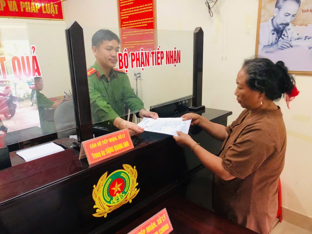 Công an xã Nậm Cắn đẩy mạnh thu nhận định danh điện tử và căn cước cho người dân