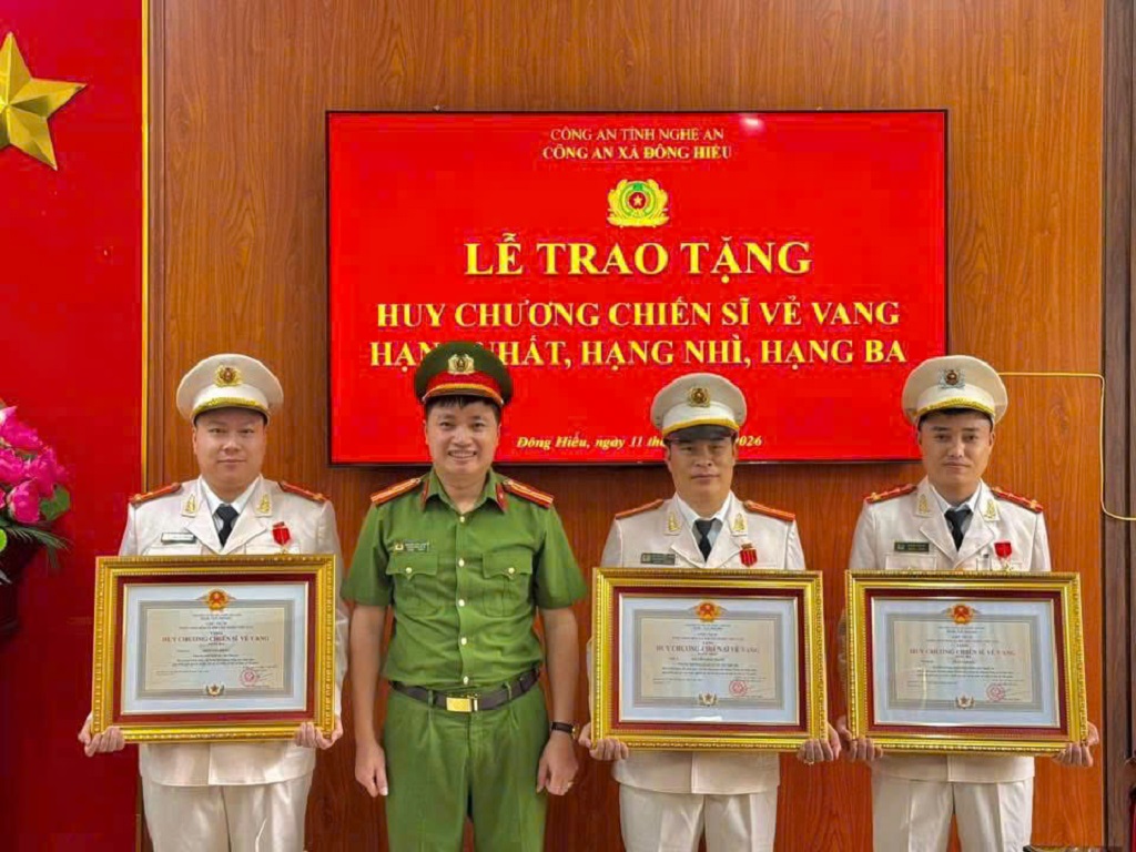 Công an xã Đông Hiếu tổ chức Lễ trao tặng Huy chương Chiến sĩ vẻ vang