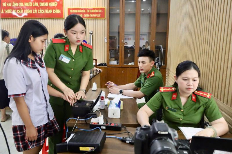 Cán bộ Công an tiến hành thu thập dữ liệu để cấp căn cước cho công dân