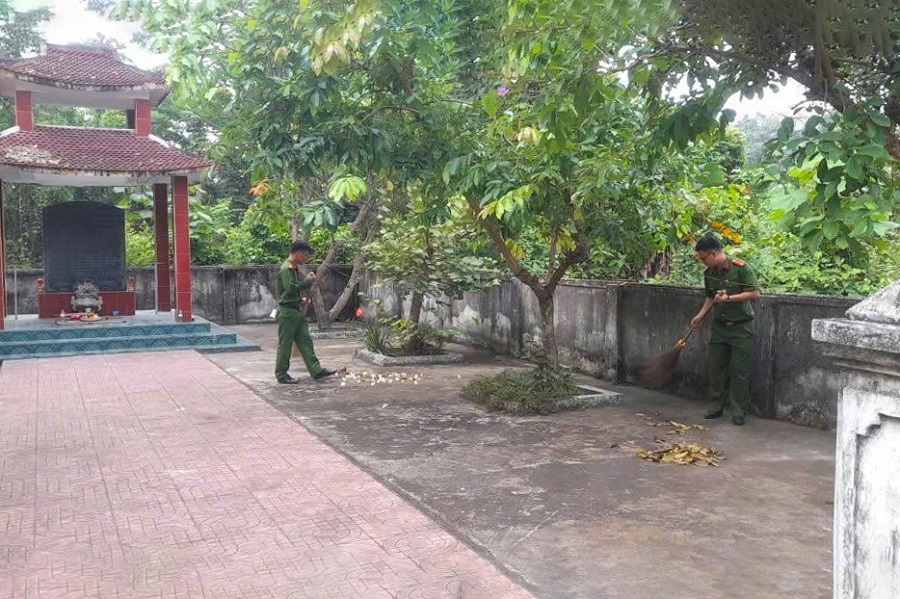 Công an xã tổ chức tổng dọn vệ sinh tại khuôn viên trụ sở và khu vực phụ cận