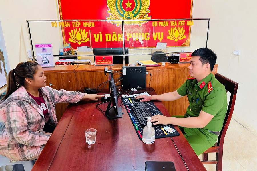 Cán bộ, chiến sĩ hướng dẫn cài đặt ứng dụng VNeID, hỗ trợ đăng ký, kích hoạt tài khoản định danh điện tử mức 2